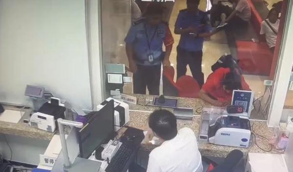 汇款26万元，换来“儿媳妇”？ 银行人识破“圈套”！