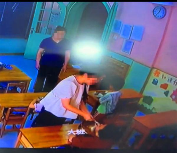 属实!沈阳官方通报“幼师逼孩子吃呕吐物”:责令辞退,幼儿园降级降星 属实!沈阳官方通报“幼师逼孩子吃呕吐物”:责令辞退,幼儿园降级降星
