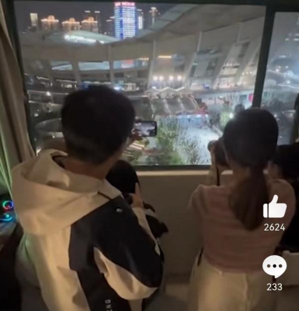 带歌迷逃票听周杰伦？每人收2600元，从检票闸机口强行推入！两人因扰乱秩序被行拘