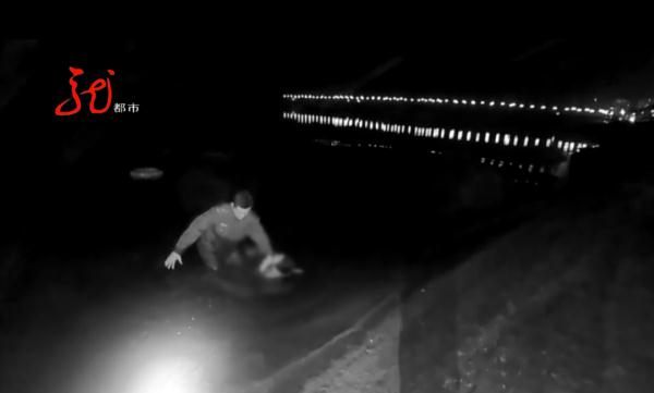 面对冰冷刺骨的河水，冰城警察勇敢地跳了进去......