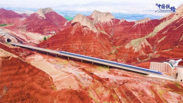 山河壮阔！火车穿越丹霞，拍到就是大片