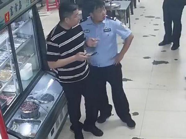 警察吃饭“偶遇”嫌疑人，直接“打包”带走！