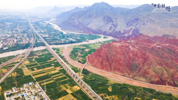 山河壮阔！火车穿越丹霞，拍到就是大片