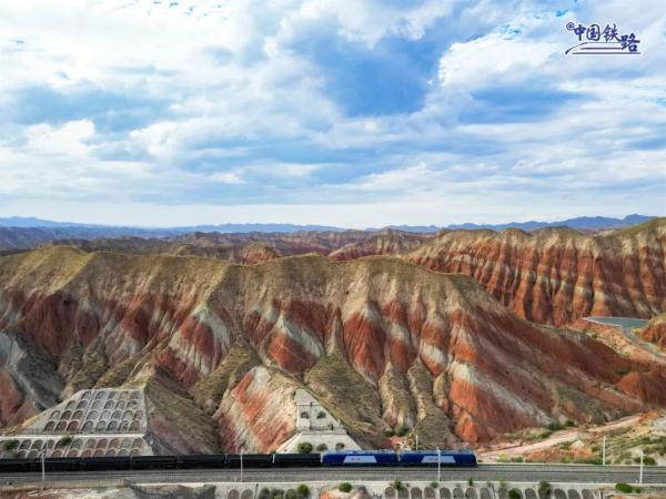 山河壮阔！火车穿越丹霞，拍到就是大片