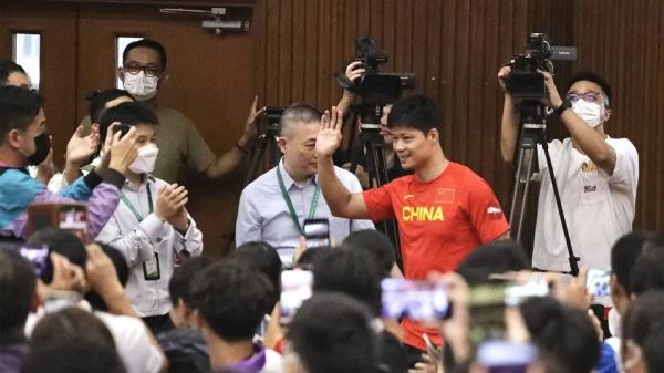 在香港,苏炳添透露了自己夺冠的“秘诀”→ 在香港,苏炳添透露了自己夺冠的“秘诀”→