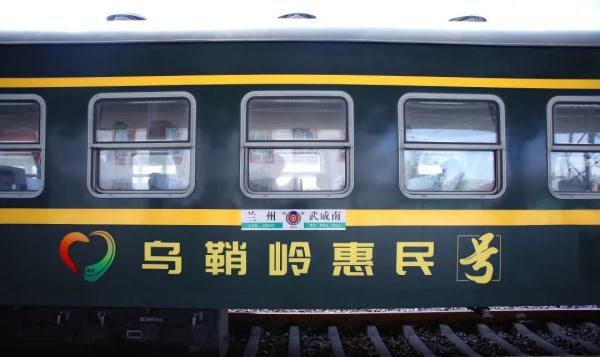 山河壮阔！火车穿越丹霞，拍到就是大片