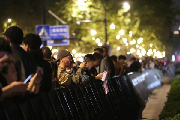 带歌迷逃票听周杰伦？每人收2600元，从检票闸机口强行推入！两人因扰乱秩序被行拘