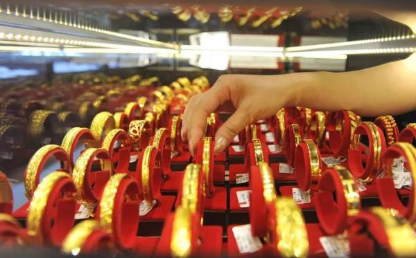 金价波动不定，能入场吗？听听专家建议→