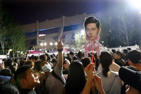 带歌迷逃票听周杰伦？每人收2600元，从检票闸机口强行推入！两人因扰乱秩序被行拘