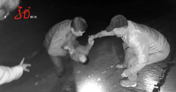 面对冰冷刺骨的河水，冰城警察勇敢地跳了进去......