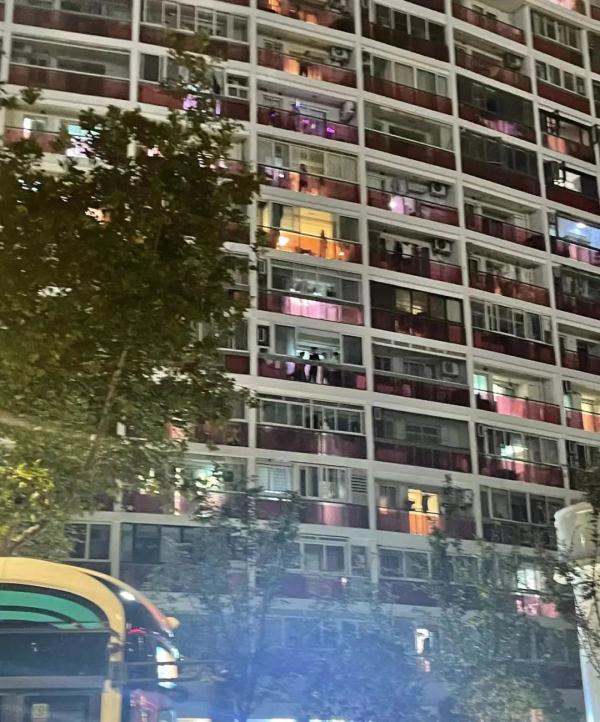带歌迷逃票听周杰伦？每人收2600元，从检票闸机口强行推入！两人因扰乱秩序被行拘