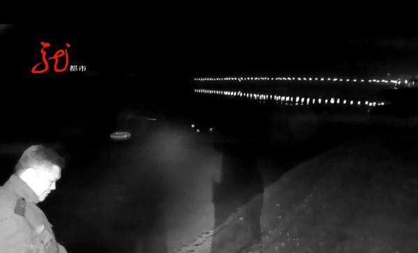 面对冰冷刺骨的河水，冰城警察勇敢地跳了进去......