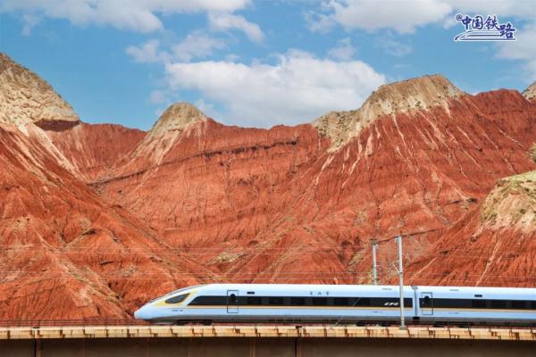 山河壮阔！火车穿越丹霞，拍到就是大片