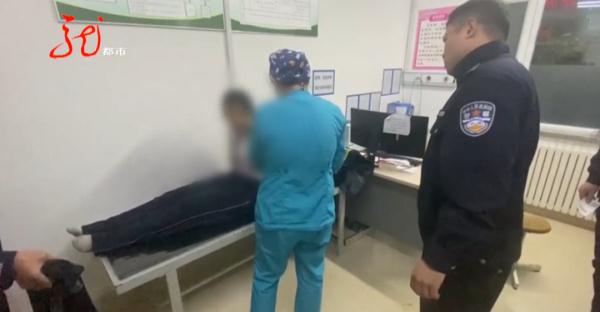 面对冰冷刺骨的河水，冰城警察勇敢地跳了进去......