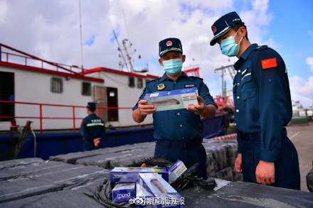 海口海警截停走私快艇“大飞”，查获走私香烟1.7万余条