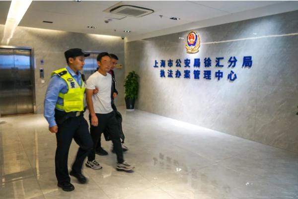 带歌迷逃票听周杰伦？每人收2600元，从检票闸机口强行推入！两人因扰乱秩序被行拘