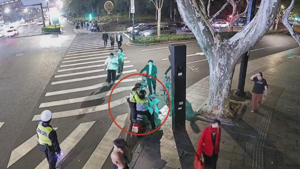 “我只能活3年了”杭州女子在街边崩溃…没想到下一秒! “我只能活3年了”杭州女子在街边崩溃…没想到下一秒!
