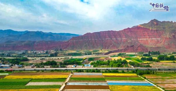 山河壮阔！火车穿越丹霞，拍到就是大片