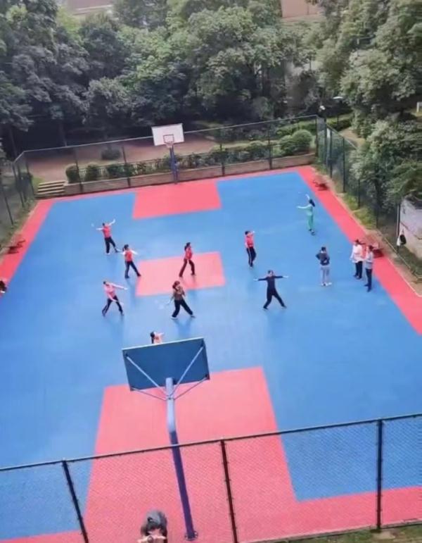 魔法打败魔法?长沙业主用大喇叭“对抗”广场舞,邻居:头要炸了! 魔法打败魔法?长沙业主用大喇叭“对抗”广场舞,邻居:头要炸了!