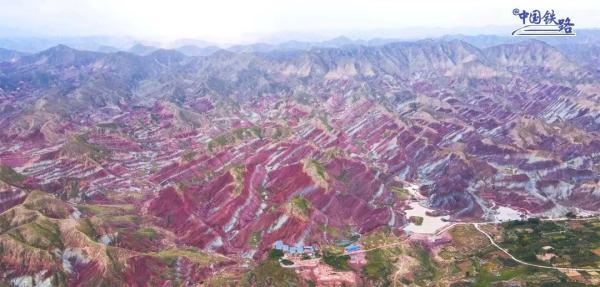 山河壮阔！火车穿越丹霞，拍到就是大片