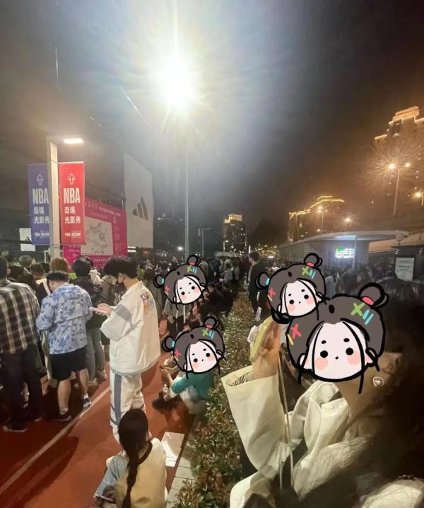 带歌迷逃票听周杰伦？每人收2600元，从检票闸机口强行推入！两人因扰乱秩序被行拘