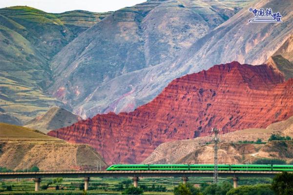 山河壮阔！火车穿越丹霞，拍到就是大片