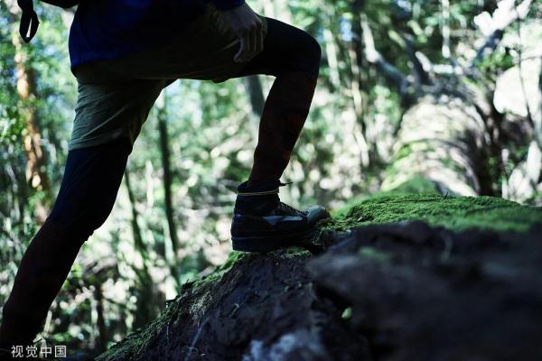 这种爬山方法突然火了，安全又不费脚！但也有网友质疑...