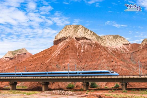 山河壮阔！火车穿越丹霞，拍到就是大片