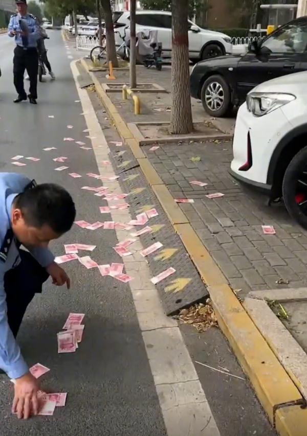 街上满是百元大钞！捡还是不捡？