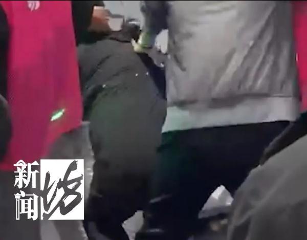 上海演唱会34名歌迷…坍台！检票口离谱一幕曝光！有歌手直接请观众离开…