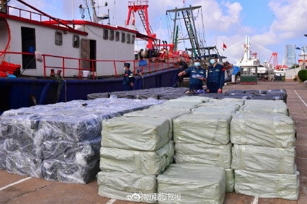 海口海警截停走私快艇“大飞”，查获走私香烟1.7万余条