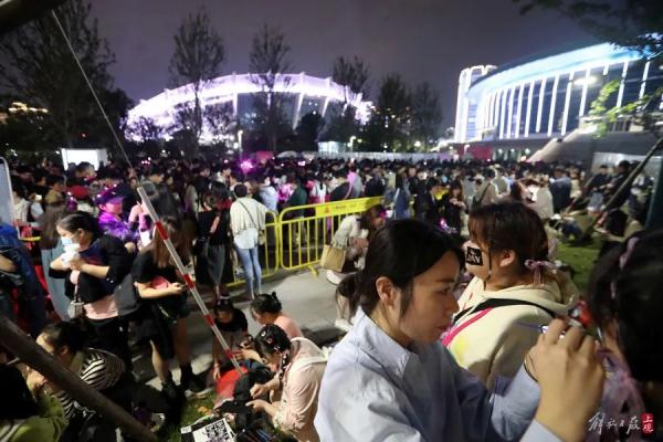 周杰伦上海演唱会，2人被拘留！收钱后将歌迷强行推入检票口，然后逃之夭夭……