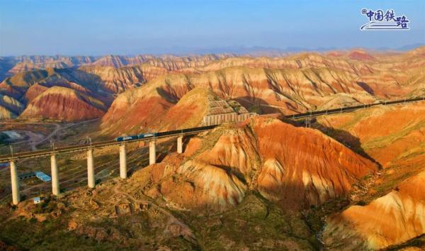 山河壮阔！火车穿越丹霞，拍到就是大片