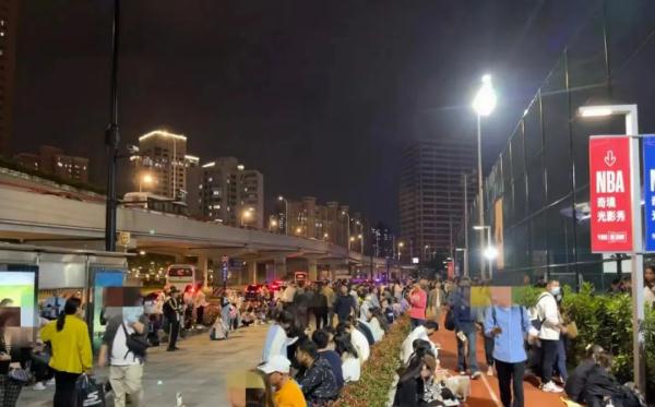 带歌迷逃票听周杰伦？每人收2600元，从检票闸机口强行推入！两人因扰乱秩序被行拘