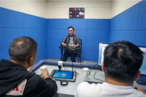 带歌迷逃票听周杰伦？每人收2600元，从检票闸机口强行推入！两人因扰乱秩序被行拘