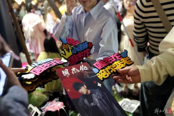 周杰伦上海演唱会，2人被拘留！收钱后将歌迷强行推入检票口，然后逃之夭夭……