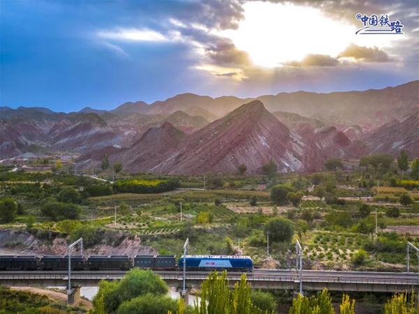 山河壮阔！火车穿越丹霞，拍到就是大片