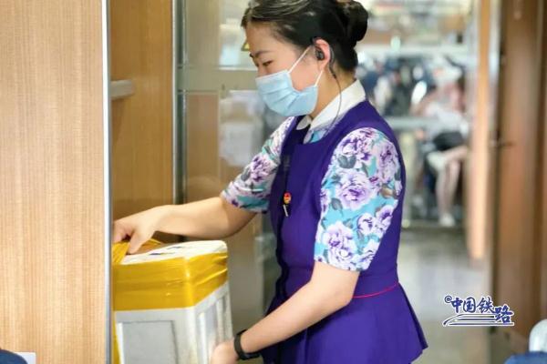 又见拎泡沫箱坐高铁，这波是“鲜货”