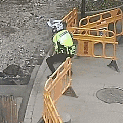 走失萌娃独自哭泣，交警铁骑一把“公主抱”！龚林虎，好样的