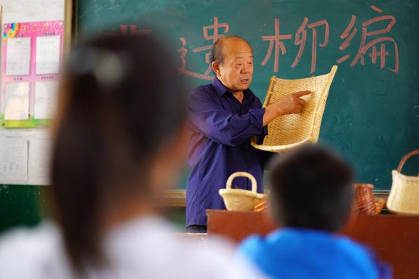 河北广宗:柳编手艺人演绎指尖上“舞蹈” 河北广宗:柳编手艺人演绎指尖上“舞蹈”
