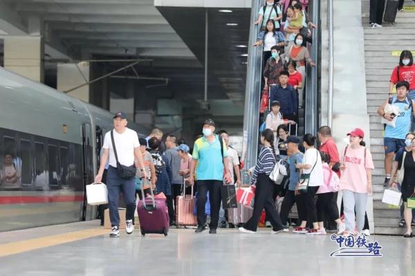 又见拎泡沫箱坐高铁，这波是“鲜货”