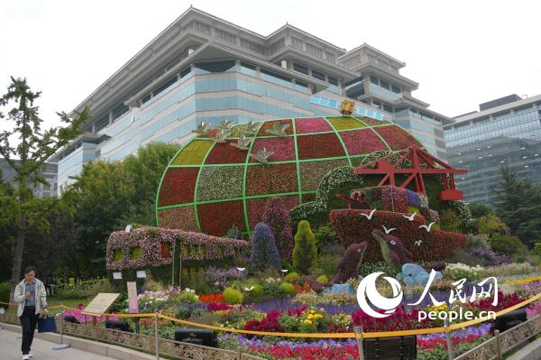 喜迎“一带一路”国际合作高峰论坛 北京街头“氛围感”拉满 喜迎“一带一路”国际合作高峰论坛 北京街头“氛围感”拉满