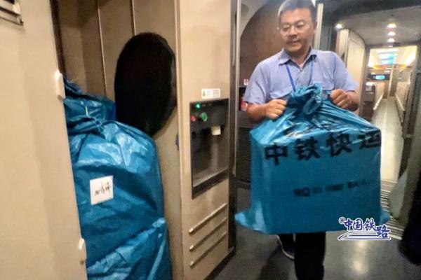 又见拎泡沫箱坐高铁，这波是“鲜货”