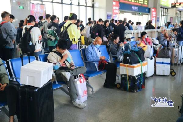 又见拎泡沫箱坐高铁，这波是“鲜货”