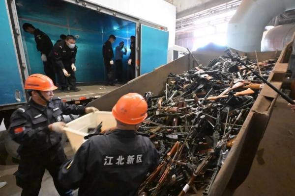江苏省公安厅集中销毁非法枪支