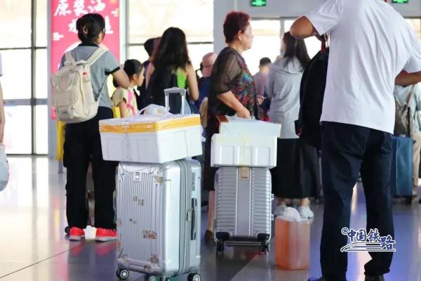 又见拎泡沫箱坐高铁，这波是“鲜货”