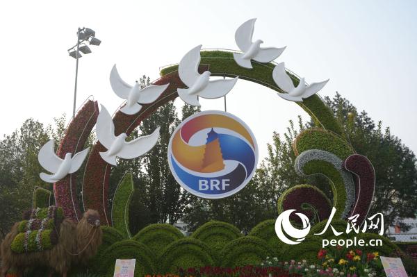 喜迎“一带一路”国际合作高峰论坛 北京街头“氛围感”拉满 喜迎“一带一路”国际合作高峰论坛 北京街头“氛围感”拉满