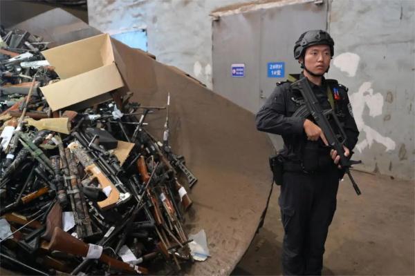 江苏省公安厅集中销毁非法枪支