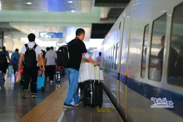 又见拎泡沫箱坐高铁，这波是“鲜货”