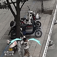 走失萌娃独自哭泣，交警铁骑一把“公主抱”！龚林虎，好样的